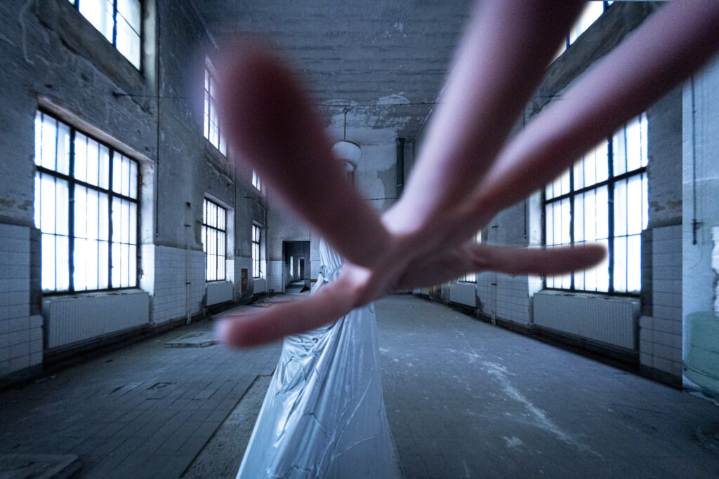 site-specific Performance von Julia Petschinka. Foto: Timo Novotny, Kostüm: Norma Fülop, Location: Semmelweisklinik Wien