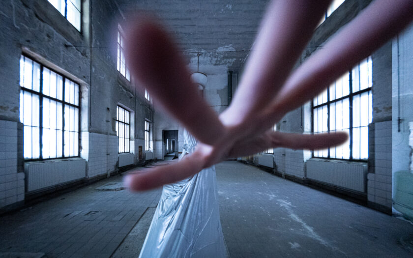 site-specific Performance von Julia Petschinka. Foto: Timo Novotny, Kostüm: Norma Fülop, Location: Semmelweisklinik Wien